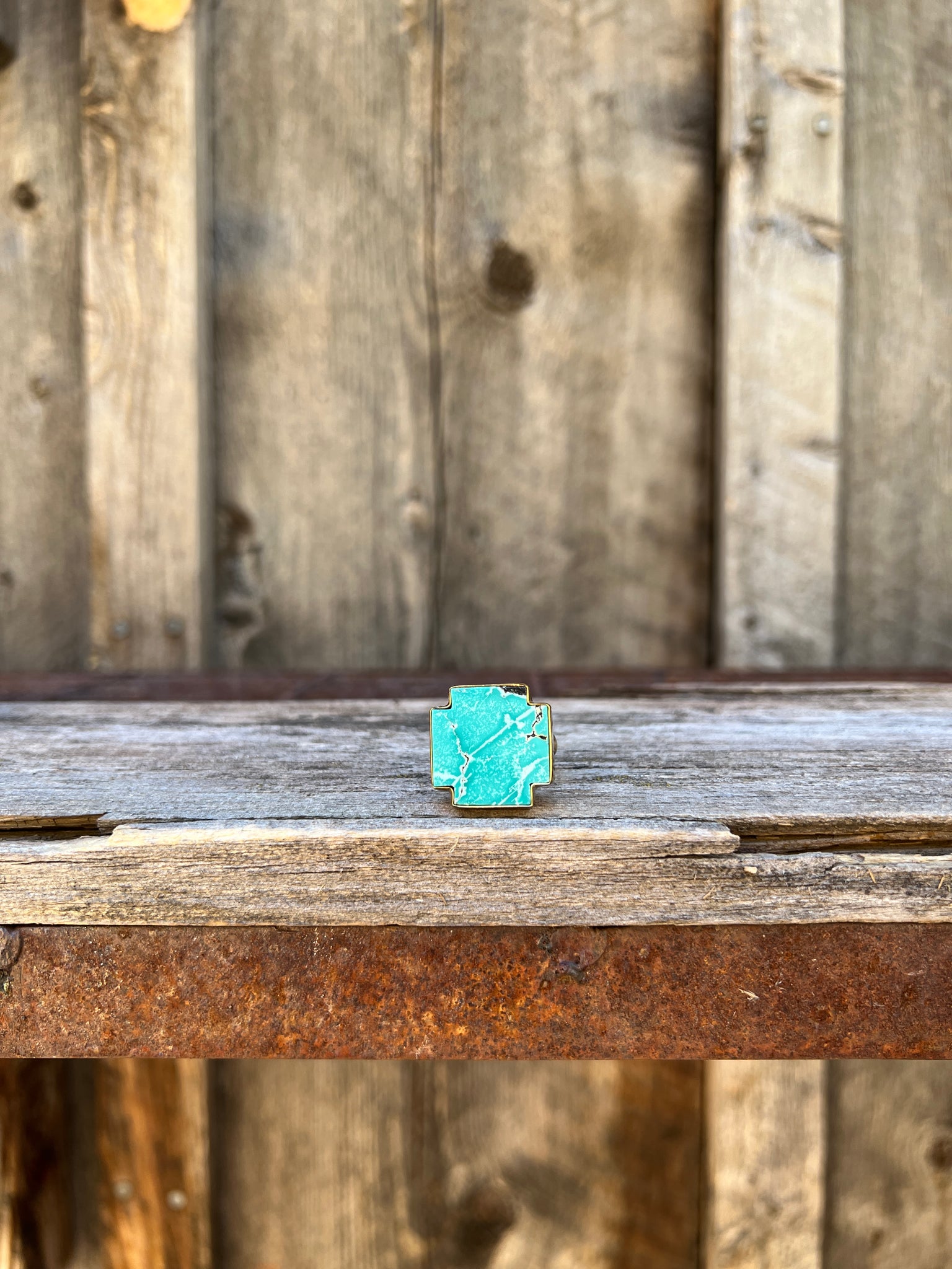Turquoise alpine-cross ring in Gold Alchemia D12