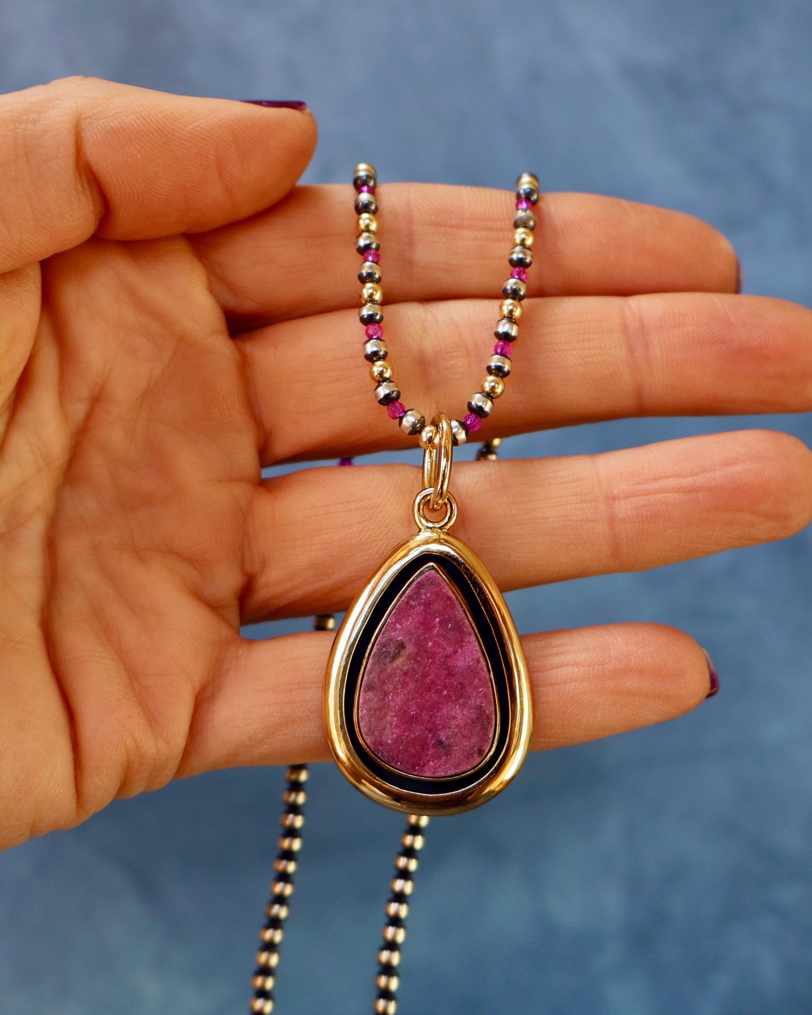 Cobalto Calcite & Gold Alchemia Pendant on Navajo Pearls WT155
