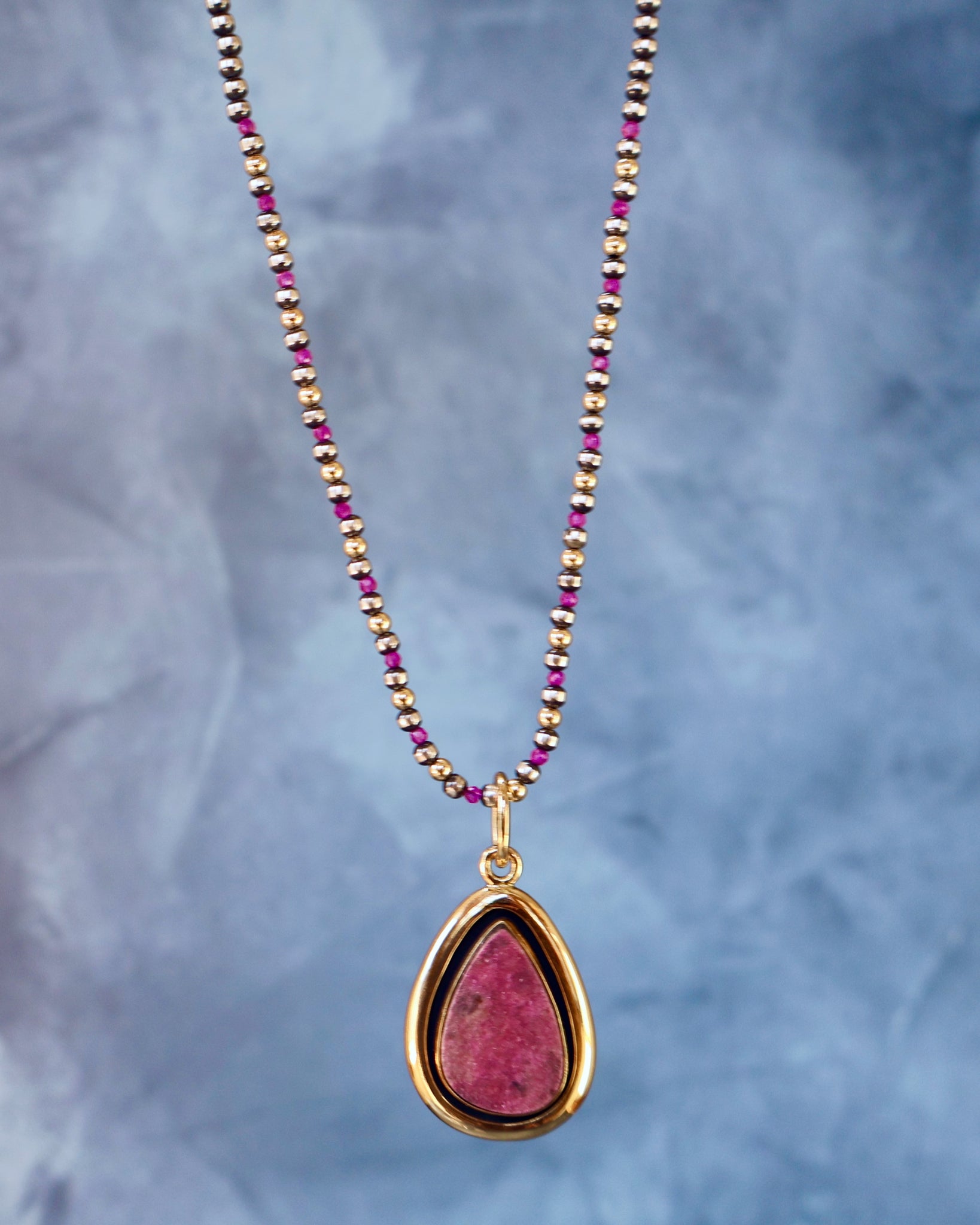 Cobalto Calcite & Gold Alchemia Pendant on Navajo Pearls WT155