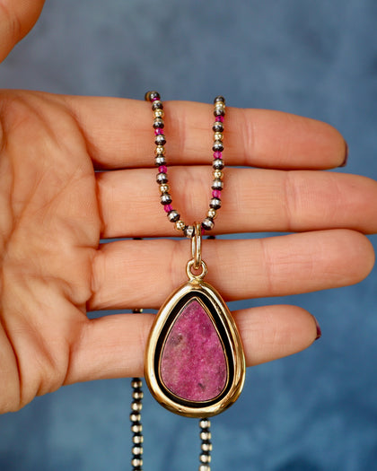 Cobalto Calcite & Gold Alchemia Pendant on Navajo Pearls