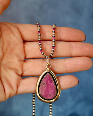 Cobalto Calcite & Gold Alchemia Pendant on Navajo Pearls WT155